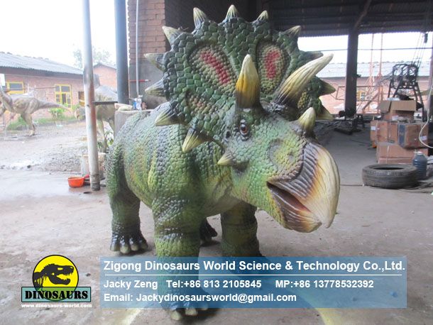 Animatronic Simulation Walking Dinosaur of Triceratops Ride DWE040